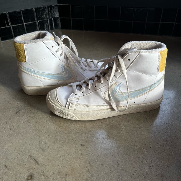 Nike blazers! Size 6. - Picture 1 of 5